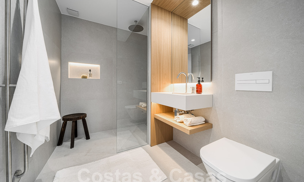 Lujoso apartamento en venta con acogedora terraza, piscina privada y vistas al mar en Nueva Andalucia, Marbella 54940
