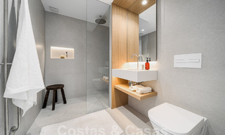 Lujoso apartamento en venta con acogedora terraza, piscina privada y vistas al mar en Nueva Andalucia, Marbella 54940 