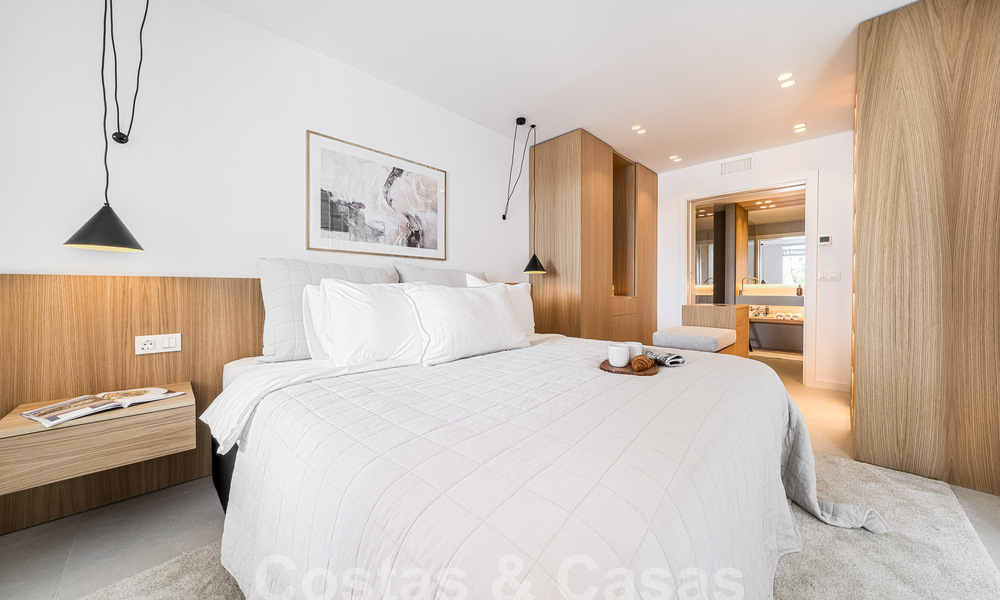 Lujoso apartamento en venta con acogedora terraza, piscina privada y vistas al mar en Nueva Andalucia, Marbella 54942