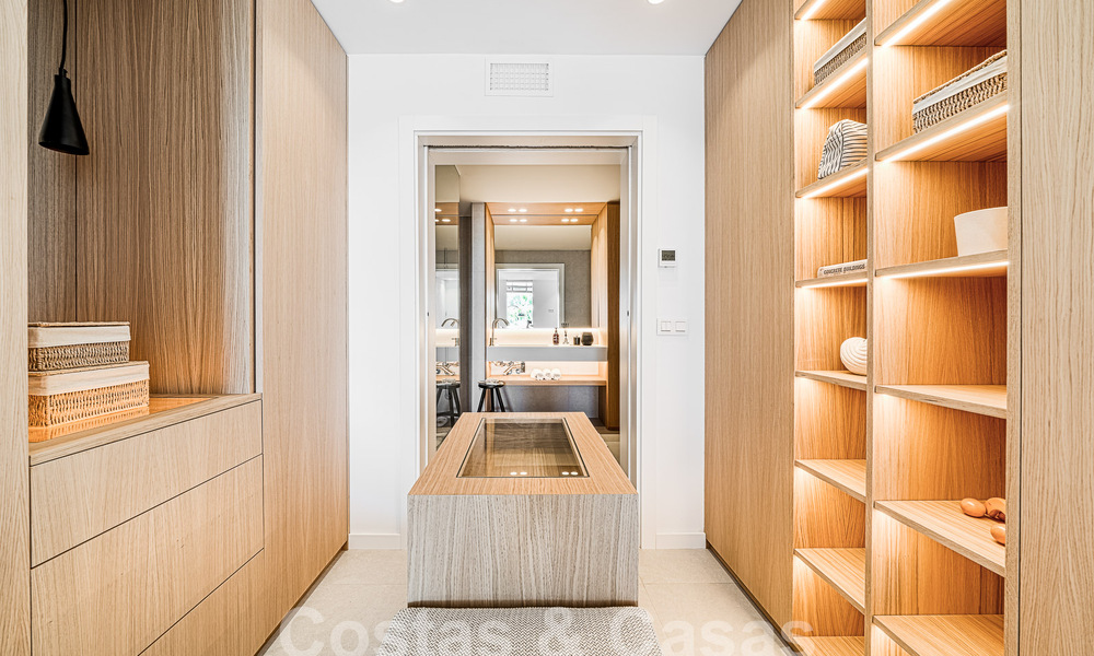 Lujoso apartamento en venta con acogedora terraza, piscina privada y vistas al mar en Nueva Andalucia, Marbella 54943