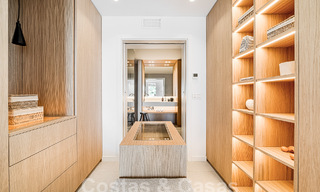 Lujoso apartamento en venta con acogedora terraza, piscina privada y vistas al mar en Nueva Andalucia, Marbella 54943 