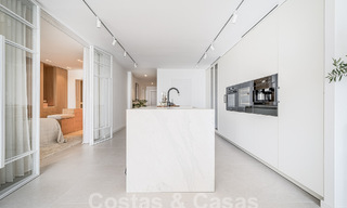 Lujoso apartamento en venta con acogedora terraza, piscina privada y vistas al mar en Nueva Andalucia, Marbella 54944 