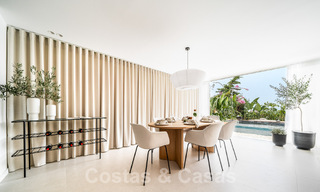 Lujoso apartamento en venta con acogedora terraza, piscina privada y vistas al mar en Nueva Andalucia, Marbella 54945 