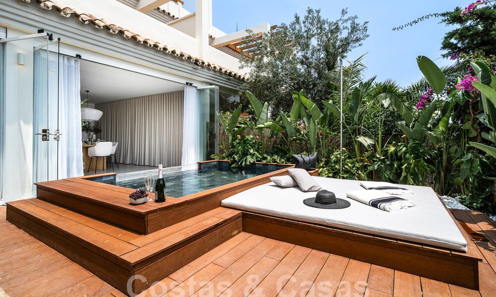 Lujoso apartamento en venta con acogedora terraza, piscina privada y vistas al mar en Nueva Andalucia, Marbella 54949