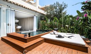 Lujoso apartamento en venta con acogedora terraza, piscina privada y vistas al mar en Nueva Andalucia, Marbella 54949 