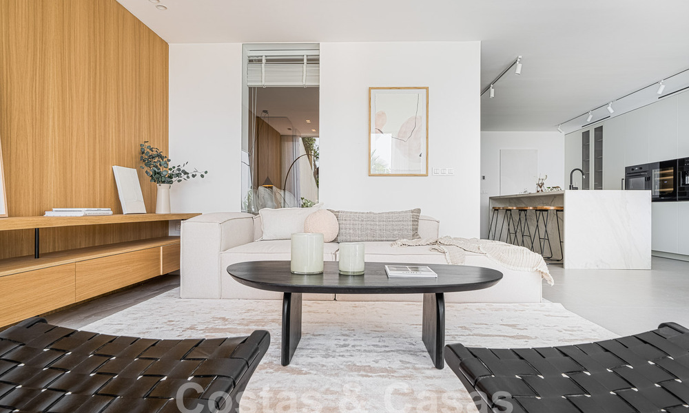 Lujoso apartamento en venta con acogedora terraza, piscina privada y vistas al mar en Nueva Andalucia, Marbella 54950
