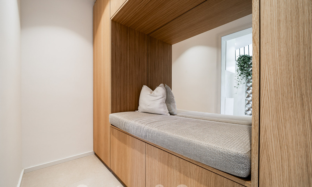 Lujoso apartamento en venta con acogedora terraza, piscina privada y vistas al mar en Nueva Andalucia, Marbella 54951