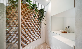 Lujoso apartamento en venta con acogedora terraza, piscina privada y vistas al mar en Nueva Andalucia, Marbella 54952 