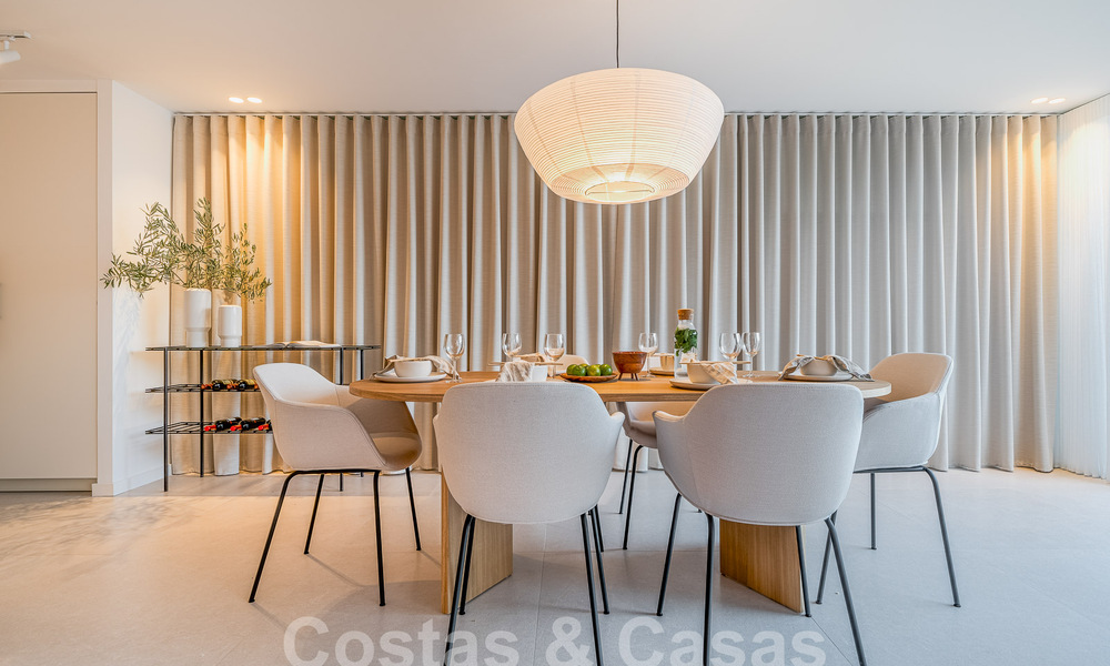 Lujoso apartamento en venta con acogedora terraza, piscina privada y vistas al mar en Nueva Andalucia, Marbella 54954