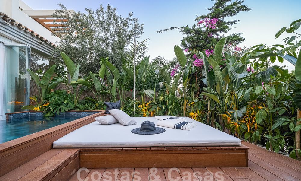 Lujoso apartamento en venta con acogedora terraza, piscina privada y vistas al mar en Nueva Andalucia, Marbella 54956