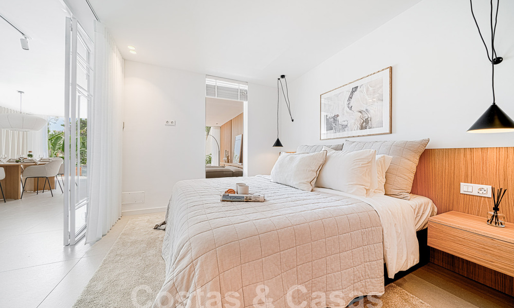 Lujoso apartamento en venta con acogedora terraza, piscina privada y vistas al mar en Nueva Andalucia, Marbella 54961