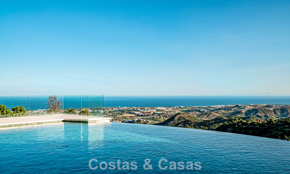 Villa de lujo en venta con vistas al mar, situada en la exuberante vegetación del exclusivo campo de golf La Zagaleta, Marbella - Benahavis 54081