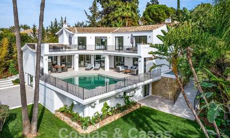 Espaciosa villa de lujo en venta con un estilo arquitectónico tradicional situada en una urbanización preferida en la Nueva Milla de Oro, Marbella - Benahavis 55006