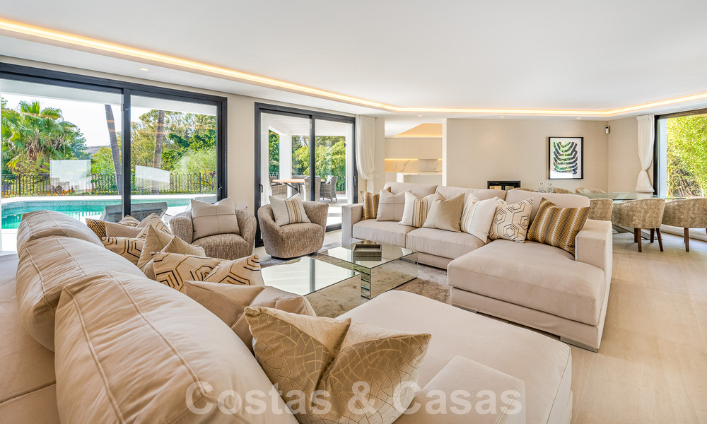 Espaciosa villa de lujo en venta con un estilo arquitectónico tradicional situada en una urbanización preferida en la Nueva Milla de Oro, Marbella - Benahavis 55007
