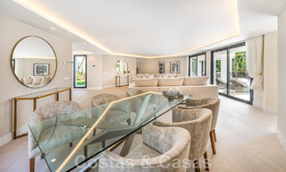 Espaciosa villa de lujo en venta con un estilo arquitectónico tradicional situada en una urbanización preferida en la Nueva Milla de Oro, Marbella - Benahavis 55008 