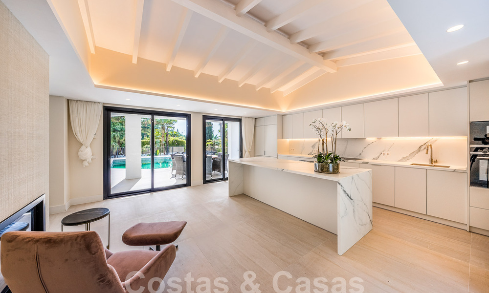 Espaciosa villa de lujo en venta con un estilo arquitectónico tradicional situada en una urbanización preferida en la Nueva Milla de Oro, Marbella - Benahavis 55009