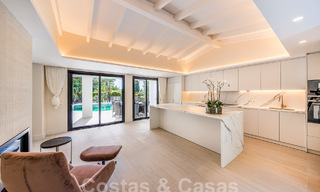 Espaciosa villa de lujo en venta con un estilo arquitectónico tradicional situada en una urbanización preferida en la Nueva Milla de Oro, Marbella - Benahavis 55009 
