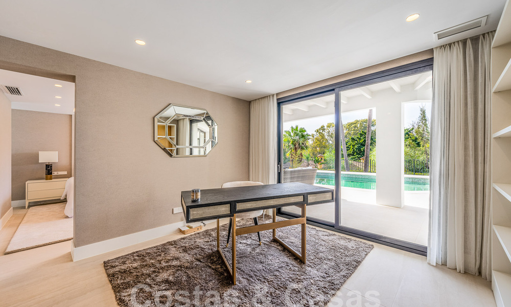 Espaciosa villa de lujo en venta con un estilo arquitectónico tradicional situada en una urbanización preferida en la Nueva Milla de Oro, Marbella - Benahavis 55010
