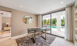 Espaciosa villa de lujo en venta con un estilo arquitectónico tradicional situada en una urbanización preferida en la Nueva Milla de Oro, Marbella - Benahavis 55010 
