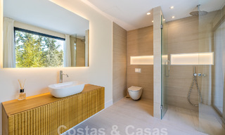 Espaciosa villa de lujo en venta con un estilo arquitectónico tradicional situada en una urbanización preferida en la Nueva Milla de Oro, Marbella - Benahavis 55013 