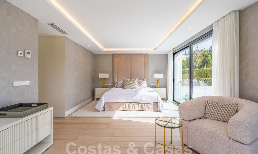 Espaciosa villa de lujo en venta con un estilo arquitectónico tradicional situada en una urbanización preferida en la Nueva Milla de Oro, Marbella - Benahavis 55014