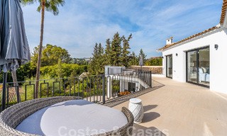 Espaciosa villa de lujo en venta con un estilo arquitectónico tradicional situada en una urbanización preferida en la Nueva Milla de Oro, Marbella - Benahavis 55015 