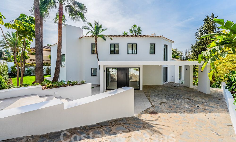 Espaciosa villa de lujo en venta con un estilo arquitectónico tradicional situada en una urbanización preferida en la Nueva Milla de Oro, Marbella - Benahavis 55017