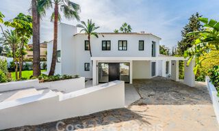 Espaciosa villa de lujo en venta con un estilo arquitectónico tradicional situada en una urbanización preferida en la Nueva Milla de Oro, Marbella - Benahavis 55017 