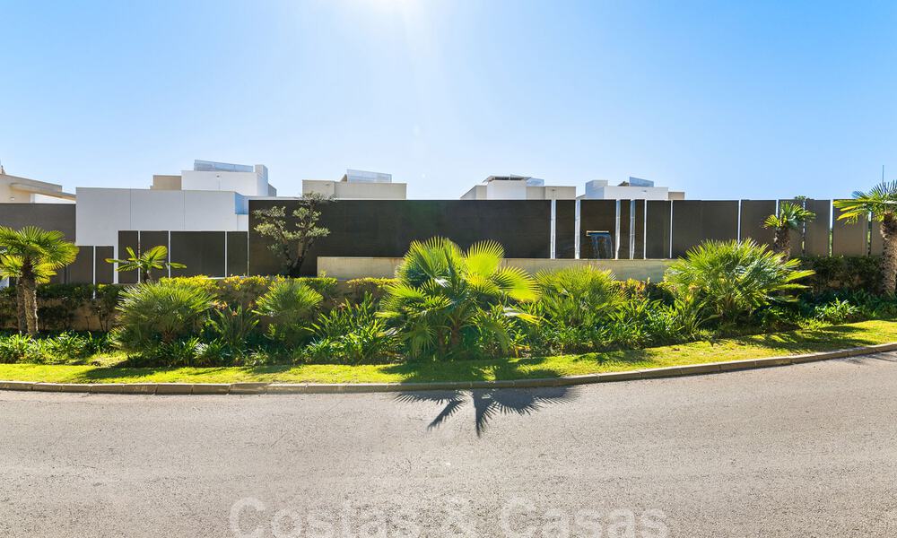 Apartamento en venta listo para entrar a vivir con amplias vistas al valle y al mar en la exclusiva Marbella - Benahavis 55019