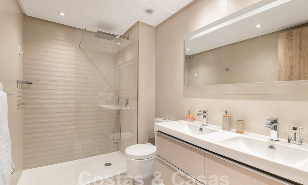 Apartamento en venta listo para entrar a vivir con amplias vistas al valle y al mar en la exclusiva Marbella - Benahavis 55027