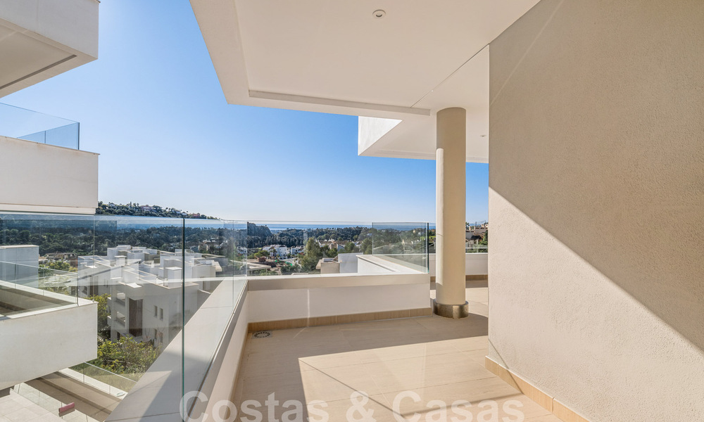Apartamento en venta listo para entrar a vivir con amplias vistas al valle y al mar en la exclusiva Marbella - Benahavis 55035