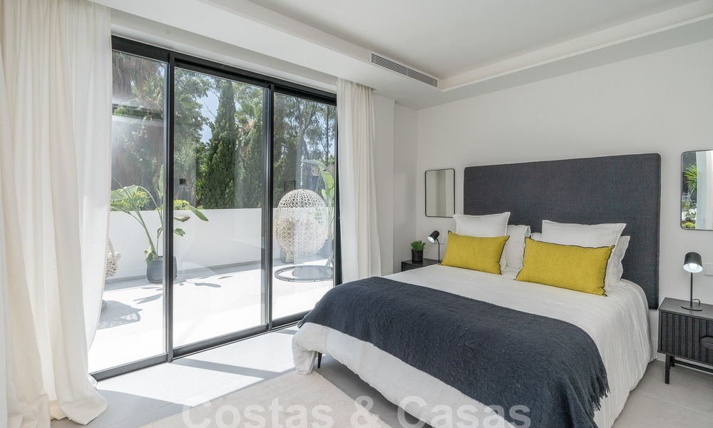 Villa de lujo modernizada en venta en el corazón del valle del golf de Nueva Andalucia, Marbella 54806