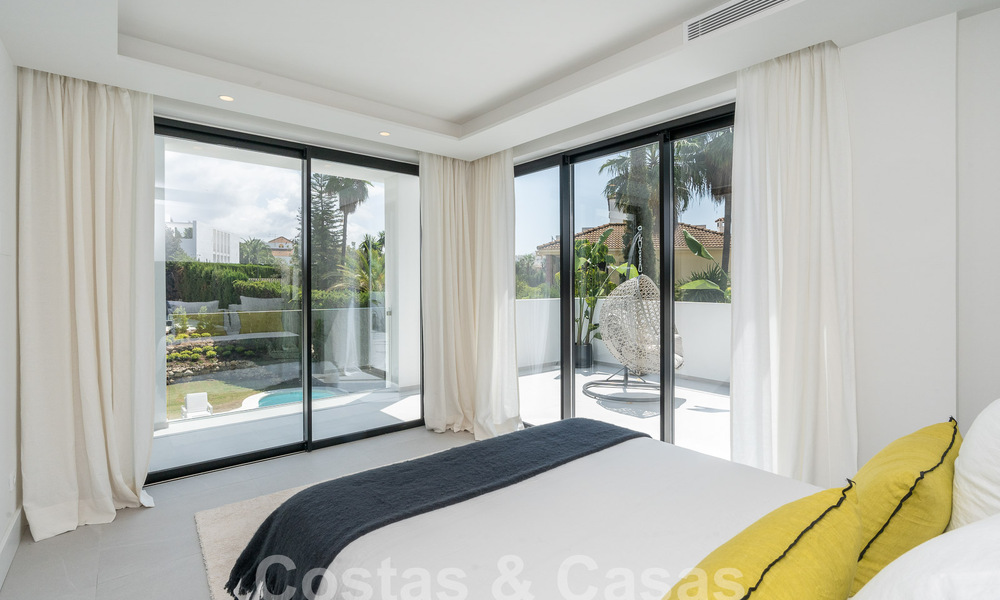 Villa de lujo modernizada en venta en el corazón del valle del golf de Nueva Andalucia, Marbella 54821