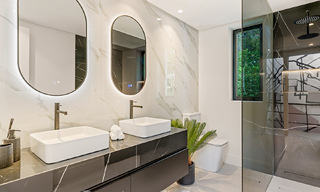 Villa de lujo modernizada en venta en el corazón del valle del golf de Nueva Andalucia, Marbella 61981 