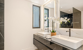 Villa de lujo modernizada en venta en el corazón del valle del golf de Nueva Andalucia, Marbella 61983 