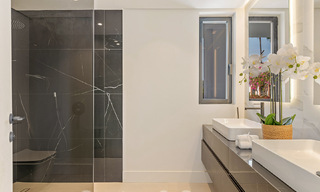 Villa de lujo modernizada en venta en el corazón del valle del golf de Nueva Andalucia, Marbella 61984 