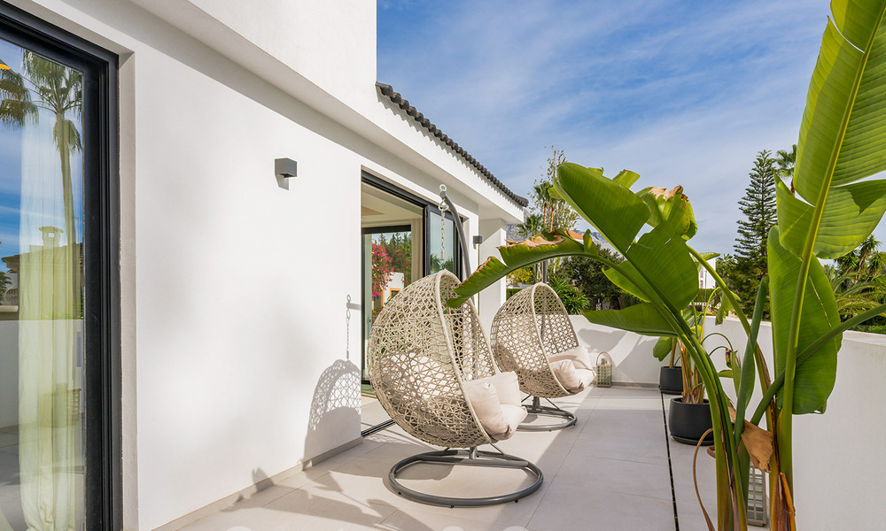 Villa de lujo modernizada en venta en el corazón del valle del golf de Nueva Andalucia, Marbella 61996