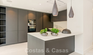 Villa de lujo modernizada en venta en el corazón del valle del golf de Nueva Andalucia, Marbella 62003 