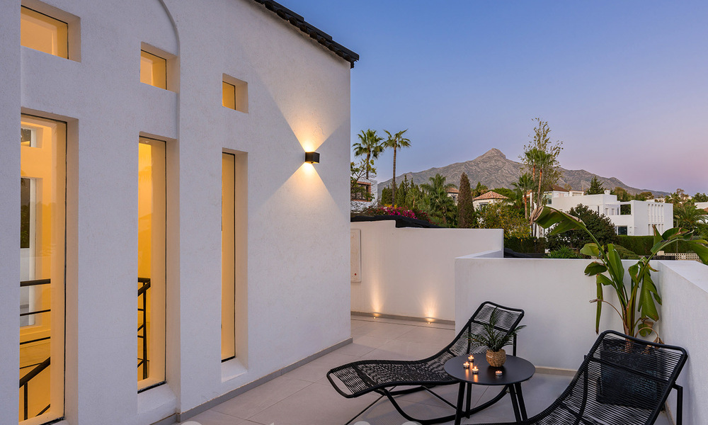 Villa de lujo modernizada en venta en el corazón del valle del golf de Nueva Andalucia, Marbella 62019