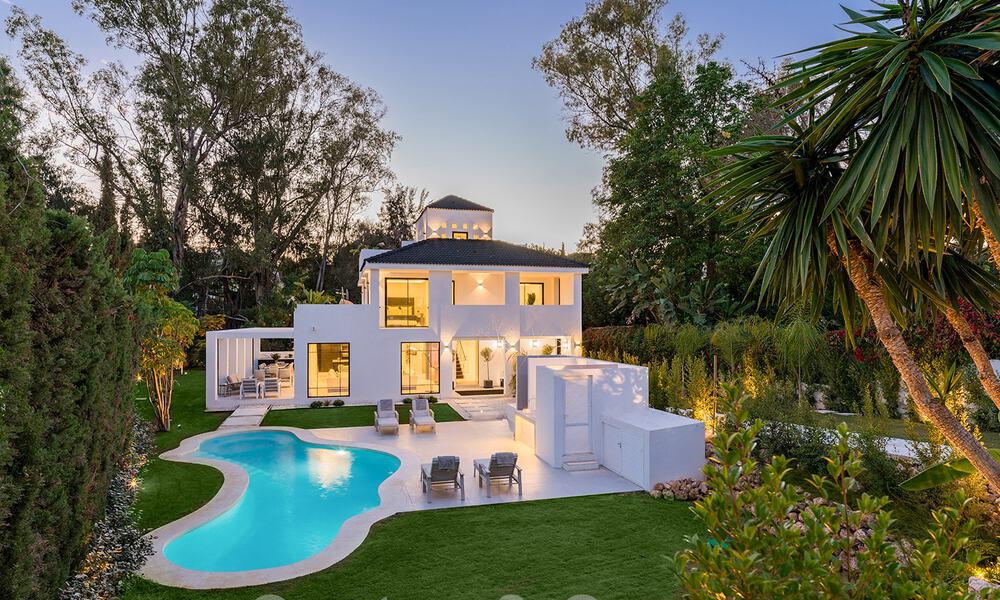 Villa de lujo modernizada en venta en el corazón del valle del golf de Nueva Andalucia, Marbella 62020