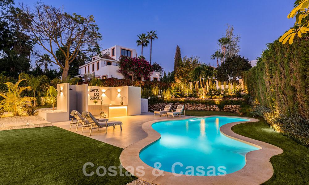 Villa de lujo modernizada en venta en el corazón del valle del golf de Nueva Andalucia, Marbella 62025