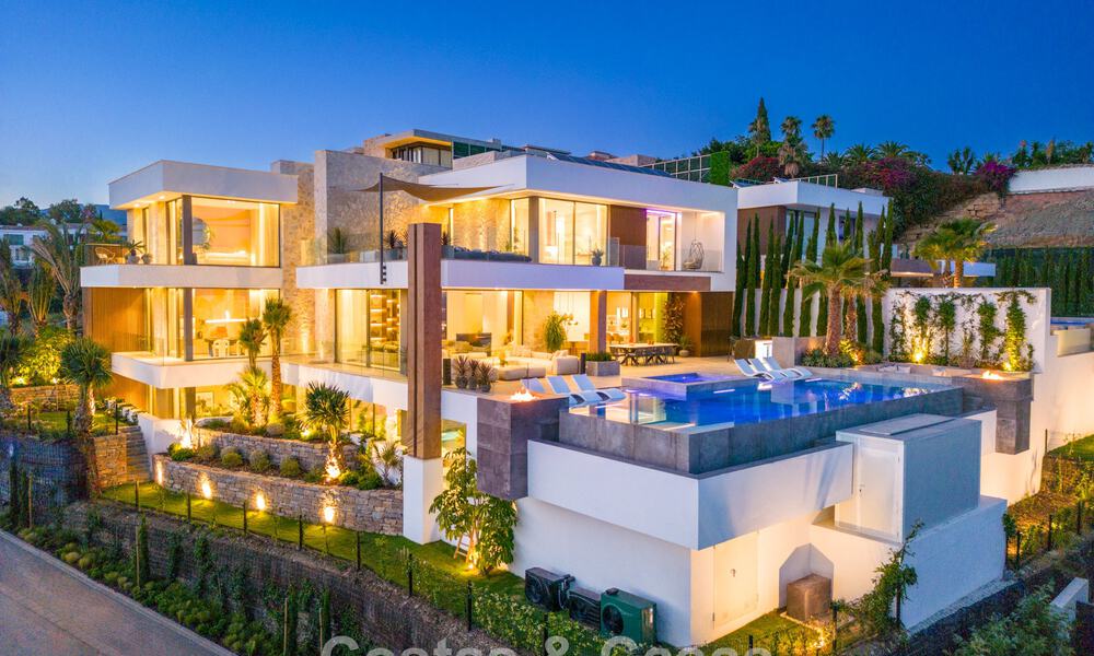 Impresionante y arquitectónica villa de lujo en venta con vistas abiertas al mar en una zona residencial elevada en las colinas de La Quinta en Marbella - Benahavis 54120