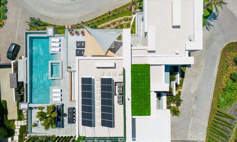 Impresionante y arquitectónica villa de lujo en venta con vistas abiertas al mar en una zona residencial elevada en las colinas de La Quinta en Marbella - Benahavis 54121