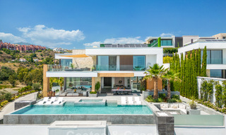 Impresionante y arquitectónica villa de lujo en venta con vistas abiertas al mar en una zona residencial elevada en las colinas de La Quinta en Marbella - Benahavis 54122 