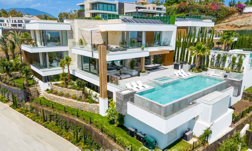 Impresionante y arquitectónica villa de lujo en venta con vistas abiertas al mar en una zona residencial elevada en las colinas de La Quinta en Marbella - Benahavis 54123