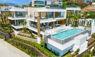 Impresionante y arquitectónica villa de lujo en venta con vistas abiertas al mar en una zona residencial elevada en las colinas de La Quinta en Marbella - Benahavis 54123 