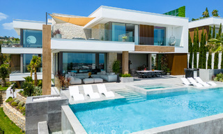 Impresionante y arquitectónica villa de lujo en venta con vistas abiertas al mar en una zona residencial elevada en las colinas de La Quinta en Marbella - Benahavis 54124 