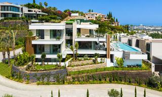 Impresionante y arquitectónica villa de lujo en venta con vistas abiertas al mar en una zona residencial elevada en las colinas de La Quinta en Marbella - Benahavis 54125 