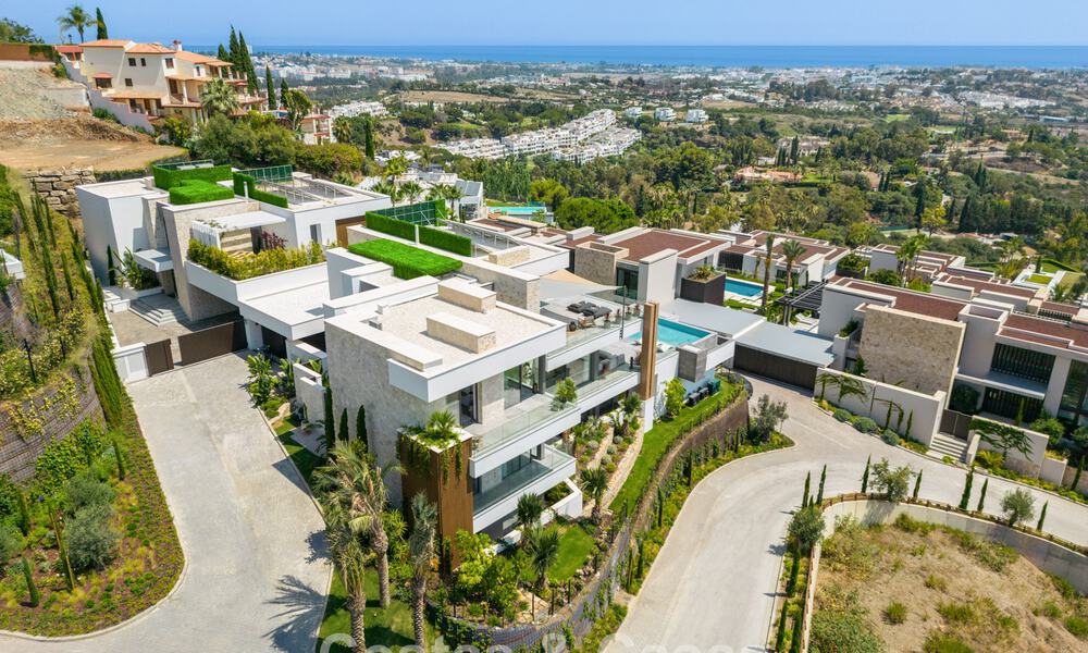 Impresionante y arquitectónica villa de lujo en venta con vistas abiertas al mar en una zona residencial elevada en las colinas de La Quinta en Marbella - Benahavis 54126