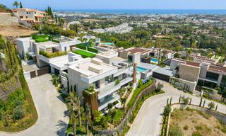 Impresionante y arquitectónica villa de lujo en venta con vistas abiertas al mar en una zona residencial elevada en las colinas de La Quinta en Marbella - Benahavis 54126 